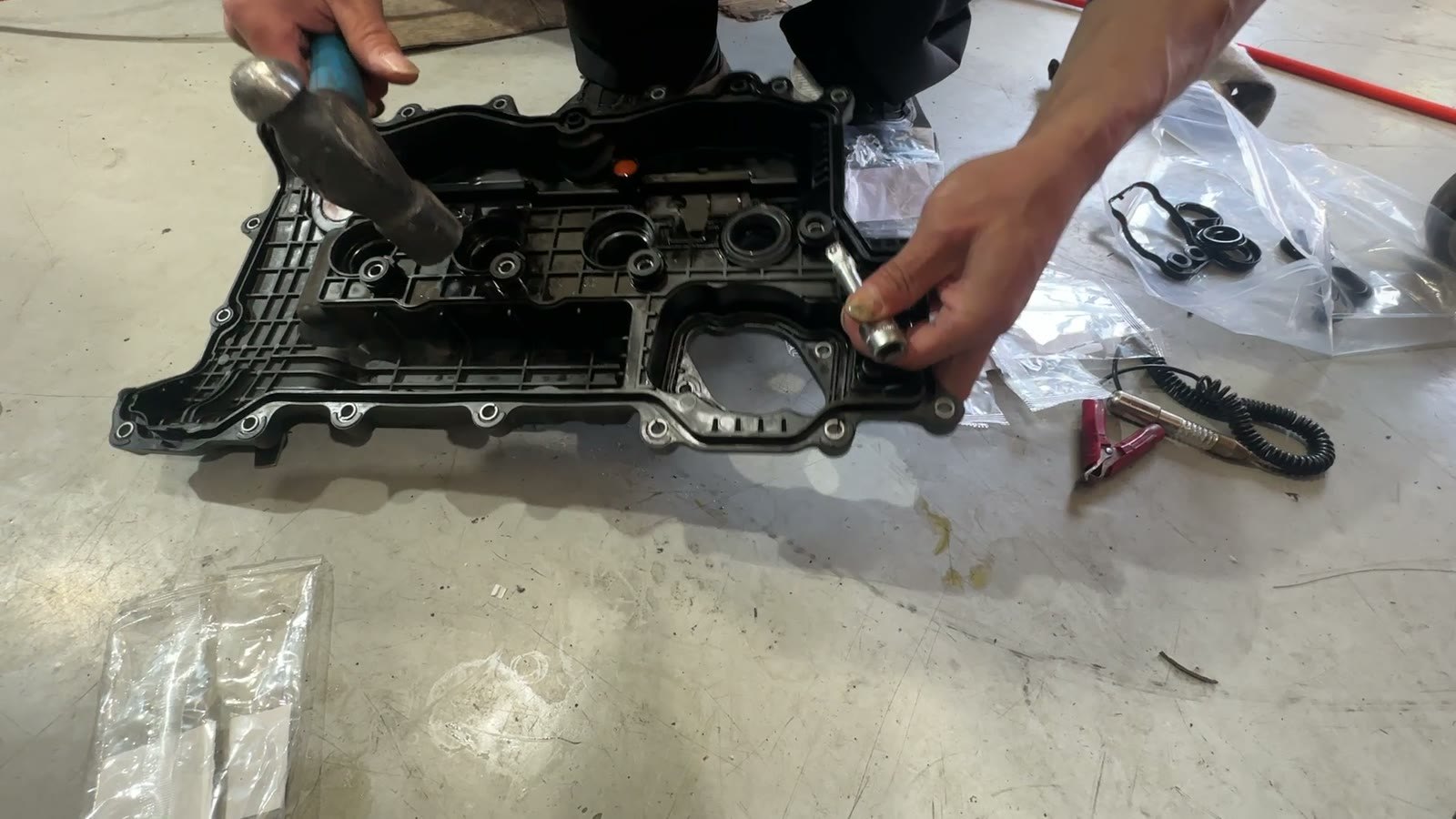 로커커버에 새 가스켓과 씰을 장착하는 모습